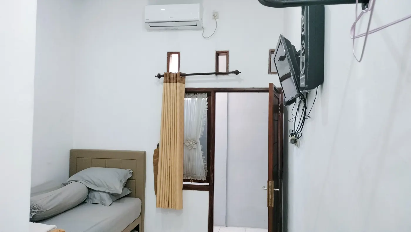 Standard Room dengan AC dan TV dinding