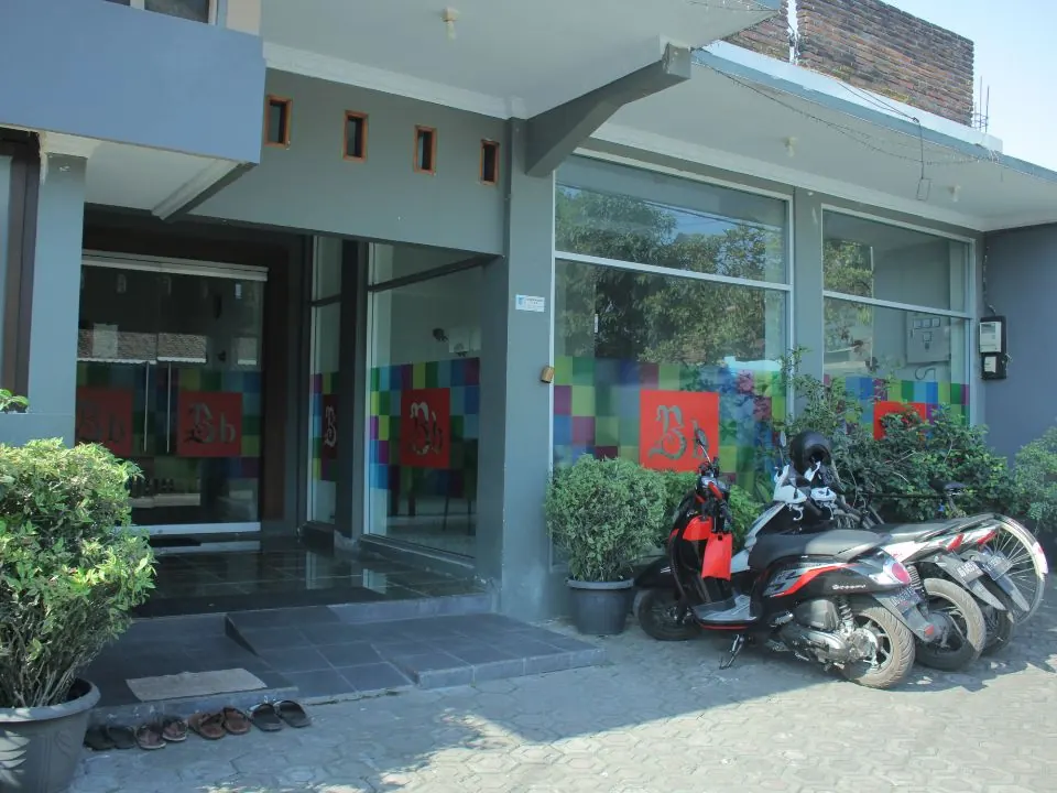 Teras depan Baren House dengan motor tamu
